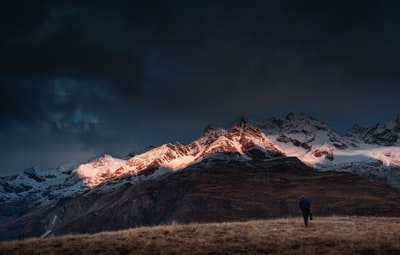 人站在布朗山冰雪覆盖白天附近的草地
